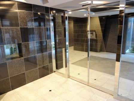 スカイコートヒルズ北新宿のエントランス