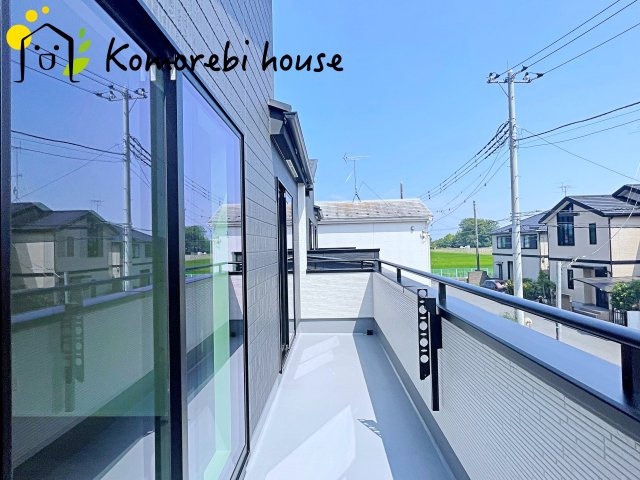 伊奈町栄　5期　新築一戸建て　グラファーレ　05のバルコニー|開放的で明るい空間を演出してくれるバルコニーです