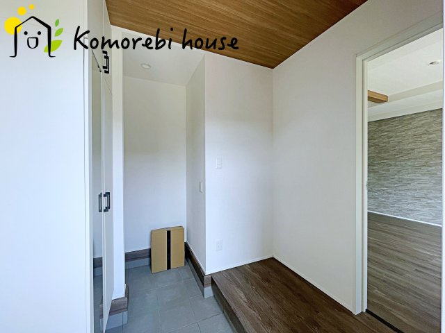 伊奈町栄　5期　新築一戸建て　グラファーレ　05の玄関|明るい玄関です