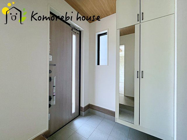 伊奈町栄　5期　新築一戸建て　グラファーレ　05の玄関|明るい玄関です