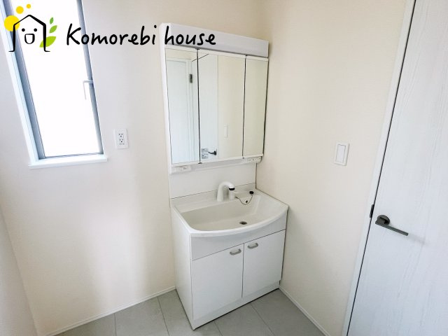 第3　伊奈町小室　新築一戸建て　ハートフルタウン　Nの独立洗面台|独立洗面台あり、毎朝おしゃれに忙しい女性の方におすすめです
