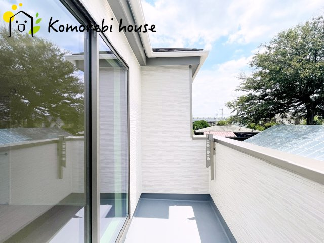 第3　伊奈町小室　新築一戸建て　ハートフルタウン　Nのバルコニー|外からの目が気にならないバルコニーで洗濯物が干せます