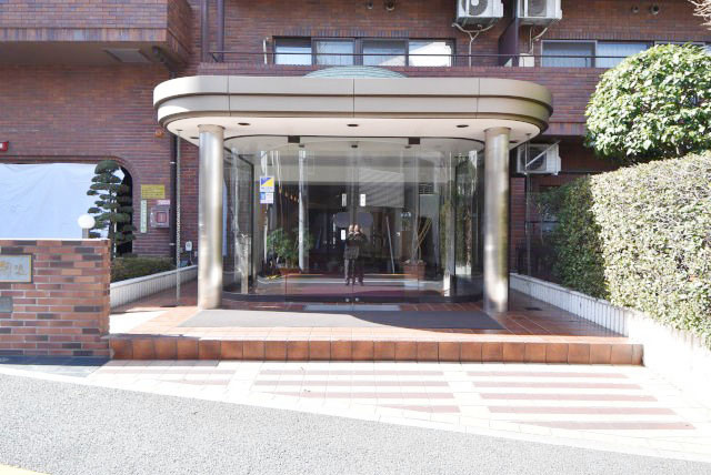 【エントランス】 | クレール駒込 | オートロックを備えた、マンションのエントランス。やはりセキュリティの観点は欠かすことができません。皆様を“安全”に送り出し、出迎えてくれます。～即日のご見学可能～　お問合せはお気軽にどうぞ。
