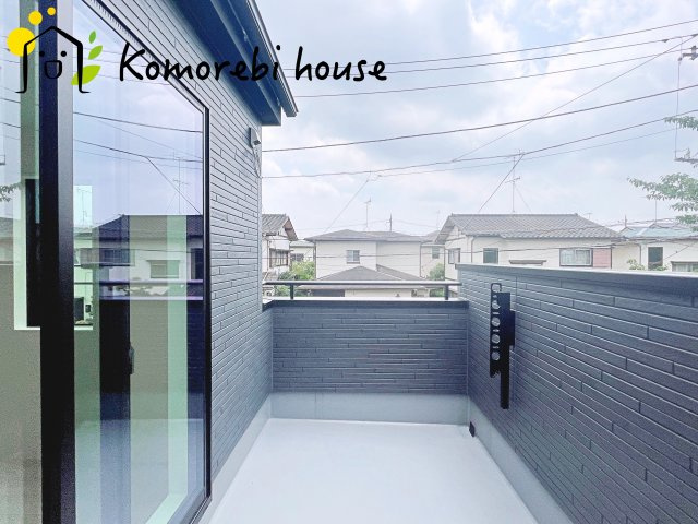 伊奈町栄　5期　新築一戸建て　グラファーレ　06のバルコニー|陽当たり良好なバルコニーです