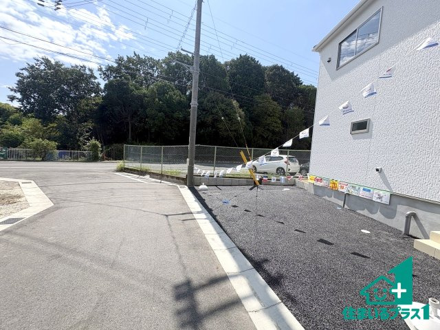 ●26(土)27(日)現地説明会！　大和郡山市箕山町　全4邸　の前面道路含む現地写真|周辺は閑静な住宅街！前面道路広々で車の出し入れも便利です。駐車が苦手な方でも安心して車庫入れできます！