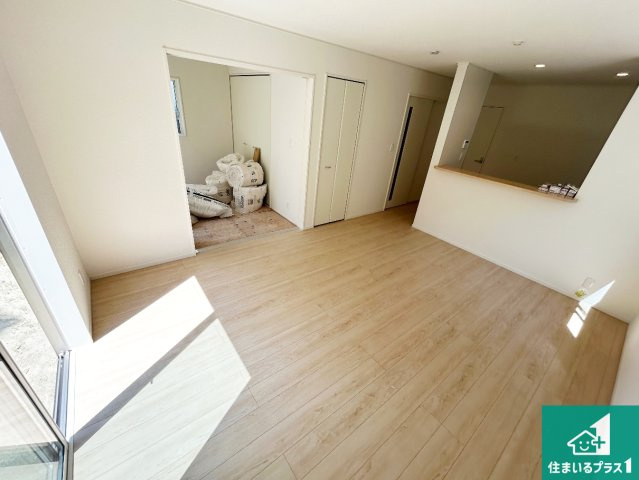 ●5(土)6(日)現地説明会！　大和郡山市箕山町　全4邸　の居間・リビング|日当たり良好の明るいリビングで朝の目覚めもスッキリできそう！対面キッチンでご家族のコミュニケーションも自然と増える設計！小さなお子様が遊ぶスペースを作っても広々とくつろげるLDK！