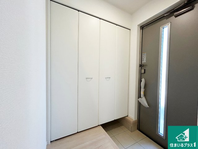 ●29(土)30(日)現地説明会！　大和郡山市箕山町　全4邸　の玄関|シューズボックスにはたくさんの靴が収納できるので玄関周りはいつもスッキリ！ご家族が増えても安心！