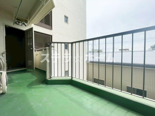 ダイヤシャトー千里のバルコニー|外からの目が気にならないバルコニーで洗濯物が干せます