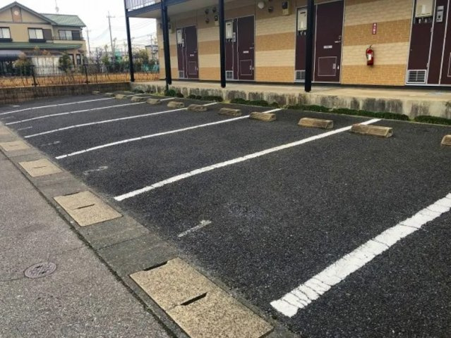 レオパレスイーストマーランドの駐車場
