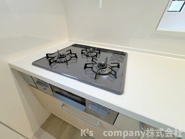 茅ヶ崎市南湖4丁目　新築戸建　2号棟のキッチン|三口ガスコンロでお料理の幅が広がります☆