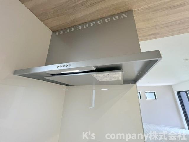 茅ヶ崎市南湖4丁目　新築戸建　2号棟のキッチン|お手入れのしやすいスリムタイプのレンジフード◇
