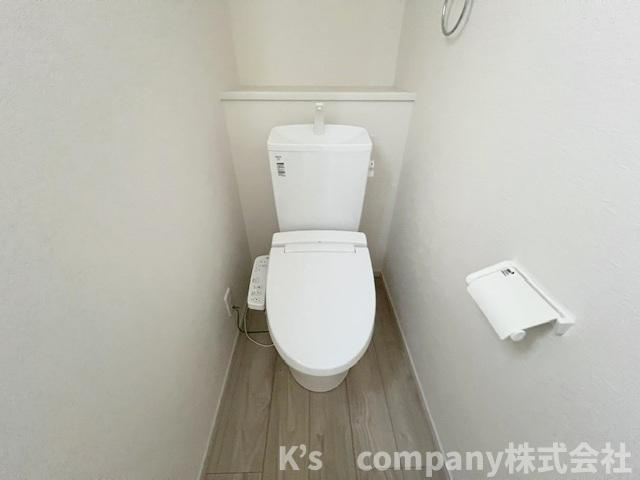 茅ヶ崎市南湖4丁目　新築戸建　2号棟のトイレ|白を基調とした清潔感のあるトイレ◇