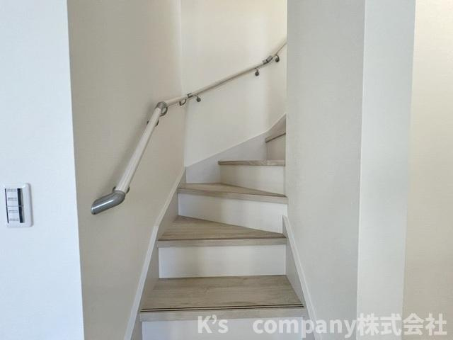茅ヶ崎市南湖4丁目　新築戸建　2号棟の内装|手すり付きの階段☆小さなお子様やご年配の方にも優しい仕様◇