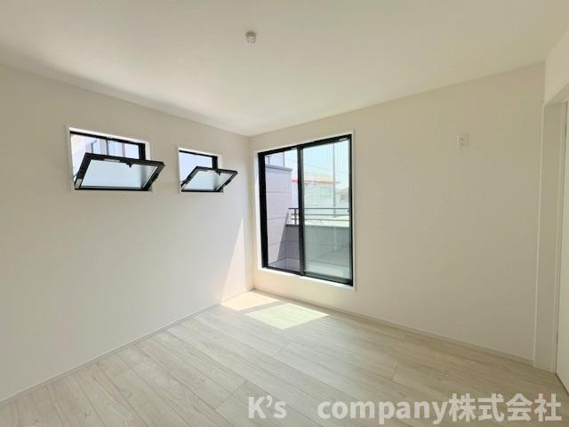 茅ヶ崎市南湖4丁目　新築戸建　2号棟の寝室|洋室6.1帖◇バルコニーに出入りができるお部屋☆主寝室におすすめです◇