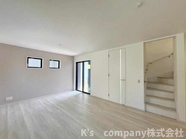 茅ヶ崎市南湖4丁目　新築戸建　2号棟の居間・リビング|南東向きで日当たり良好◇御家族とのコミュニケーションが取りやすいリビングイン階段♪