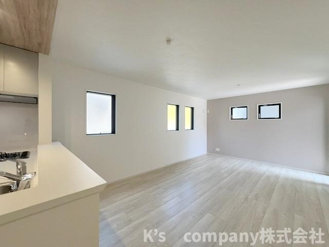 茅ヶ崎市南湖4丁目　新築戸建　2号棟の居間・リビング|キッチンからみたリビングスペース◇