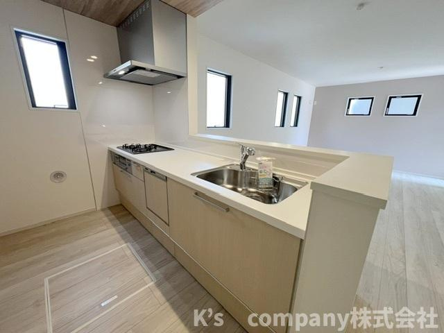 茅ヶ崎市南湖4丁目　新築戸建　2号棟のキッチン|やさしい色合いのシステムキッチン☆小さいお子様のいるご家庭は見守りながら家事ができます☆