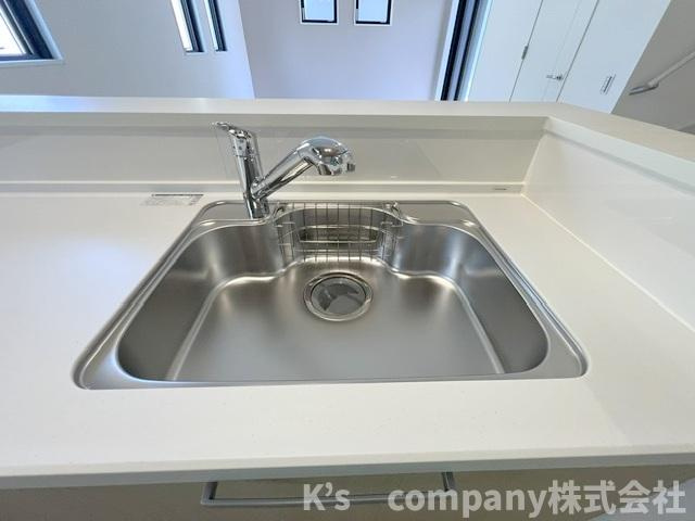 茅ヶ崎市南湖4丁目　新築戸建　2号棟のキッチン|耐久性に優れたステンレス素材のシンク◇