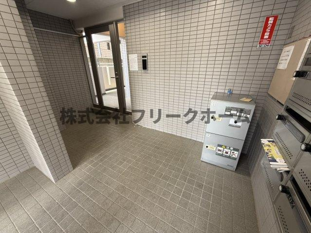 三鷹市下連雀４丁目の賃貸マンションのエントランス