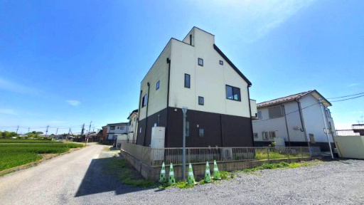 熊谷市飯塚中古住宅の前面道路含む現地写真