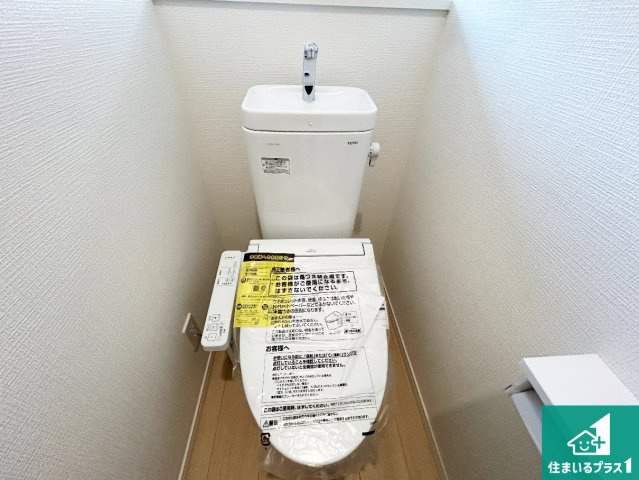 ●大和郡山市箕山町　第2期　新築一戸建てのトイレ|1・2階の2ヶ所にあるので、朝の忙しい時間の順番待ちもなく、深夜の利用にも大変便利です。