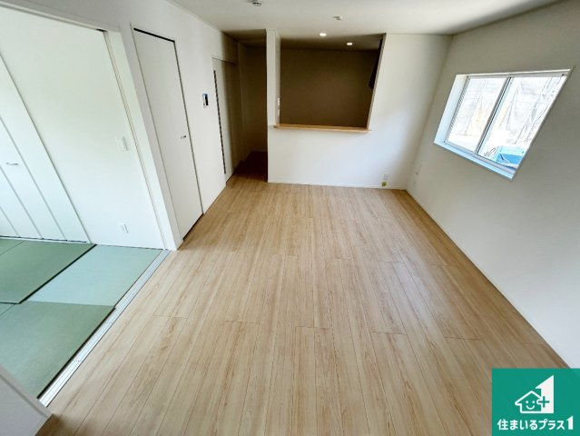 ●大和郡山市箕山町　第2期　新築一戸建ての居間・リビング|日当たり良好の明るいリビングで朝の目覚めもスッキリできそう！対面キッチンでご家族のコミュニケーションも自然と増える設計！小さなお子様が遊ぶスペースを作っても広々とくつろげるLDK！