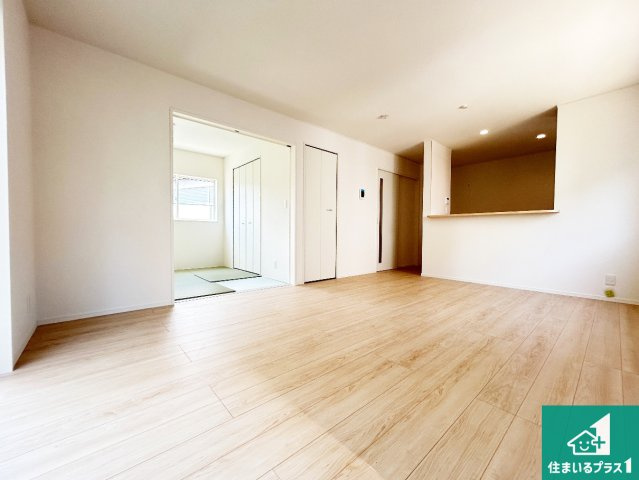●大和郡山市箕山町　第2期　新築一戸建ての居間・リビング|シンプルなリビングは、観葉植物等のインテリアを楽しめますね！パパ好みにも、ママ好みにも家具次第で雰囲気を変えることができます！