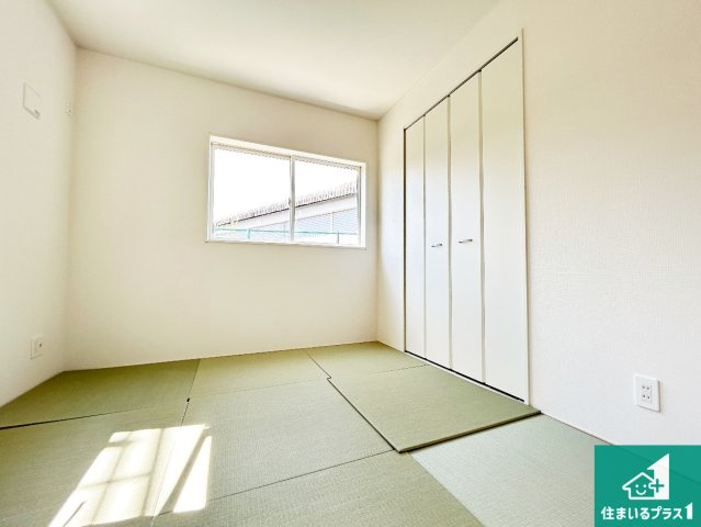 ●大和郡山市箕山町　第2期　新築一戸建ての和室|一室あると便利な和室は客間としてだけでなく、小さなお子様のプレイルームや食後のくつろぎスペースとしてもご利用いただけます。収納もついていますので大活躍間違いなし！