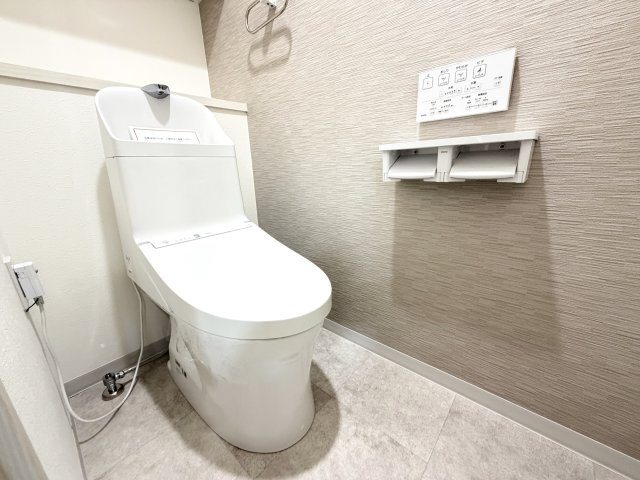 【トイレ】 | 【新規リフォーム】藤和ハイタウン古江 | フチなしで掃除がしやすいウォシュレット付きトイレ。節水で環境に優しく、経済的です。収納もタオルリングも設置済みです。