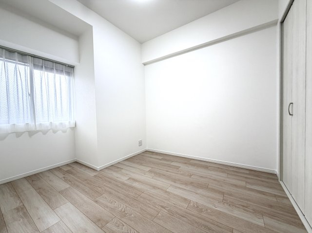 【洋室】 | 【新規リフォーム】藤和ハイタウン古江 | プライベートなお部屋では静かに時を過ごしたい。読書をして、物思いにふける・・光りに満たされた安らぎの空間がここにはあります。暖かみのあるお部屋でゆったりと時を過ごせます。