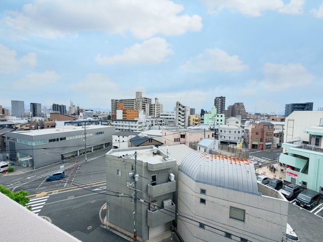 【展望】 | 【新規リフォーム】藤和ハイタウン古江 | 青空からの陽光を浴びるバルコニー爽やかな涼風が吹き抜け、階下には戸建住宅街の屋根屋根が広がります。心を落ち着かせ開放してくれる眺望が今日もご家族を包み込みます。