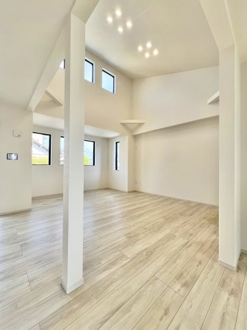 磐田市 川袋 1期の居間・リビング|リビングには吹抜もあり明るい開放感が味わえるのも魅力です！