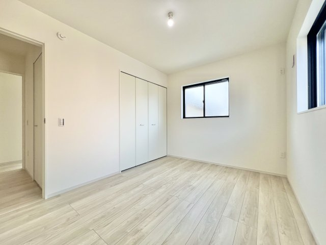 磐田市 川袋 1期の洋室|約6帖の洋室も同様に明るく収納に便利なクローゼットがありお部屋をスッキリとできます。