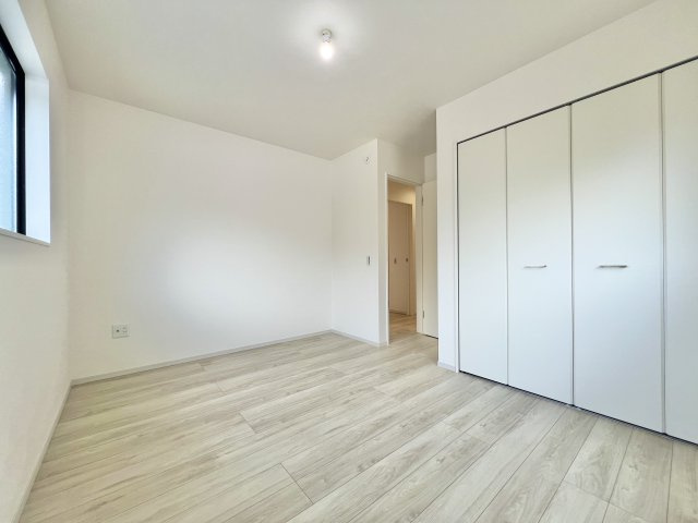 磐田市 川袋 1期の洋室|約9帖のお部屋は主寝室としてお使いいただけウォークインクローゼットも完備したおります☆