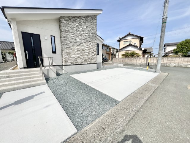 磐田市 川袋 1期の駐車場|玄関前には広々3台駐車できるスペースがあり入出庫もラクラクできますね。