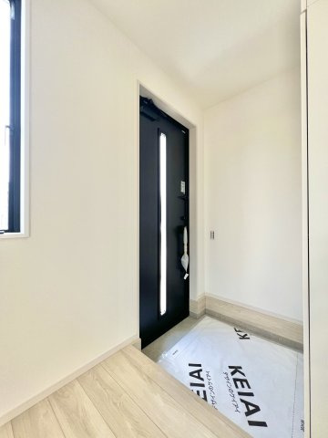 磐田市 川袋 1期の玄関|日の光が沢山入る明るい玄関となっております。
