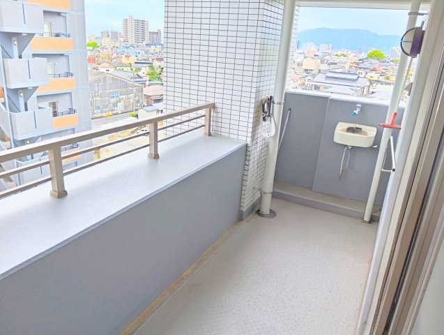エフ・グレイス４１　富士市今泉2丁目のバルコニー|リビングに面した南側のバルコニーです。水栓があるので家庭菜園なども楽しめますね。