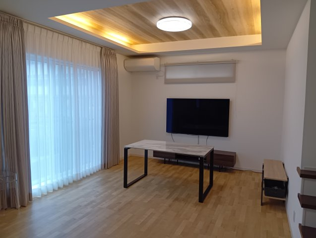 売中古戸建　富士宮市中央町の居間・リビング|18.5帖の広々としたLDKです。大きな窓で明るく開放感があります。
