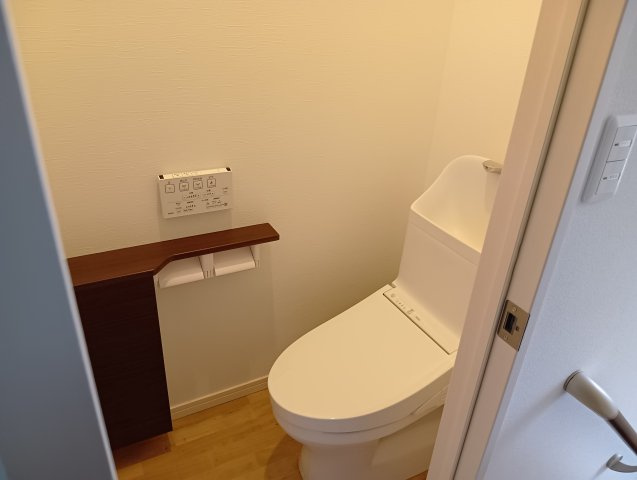 売中古戸建　富士宮市中央町のトイレ|収納のあるトイレです。備品などを入れる事が出来ます。