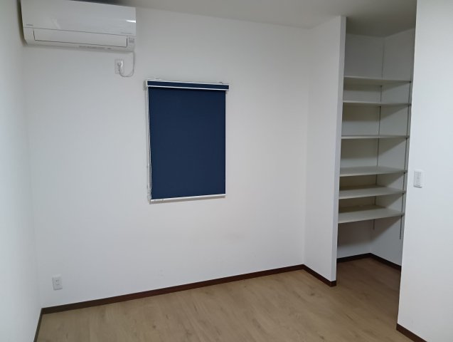売中古戸建　富士宮市中央町の収納|2階洋室のウォークインクローゼットです。便利な稼働棚が付いています。