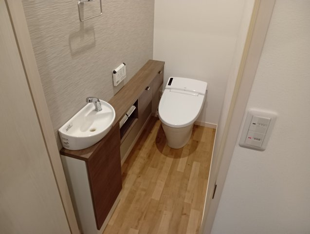 売中古戸建　富士宮市中央町のトイレ|洗面や収納棚付きのタンクレストイレです。お掃除もしやすいですね。