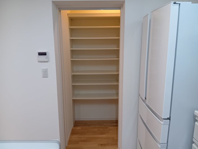 売中古戸建　富士宮市中央町の収納|キッチン横にパントリーがあります。ストックなどたくさん収納出来ますね。