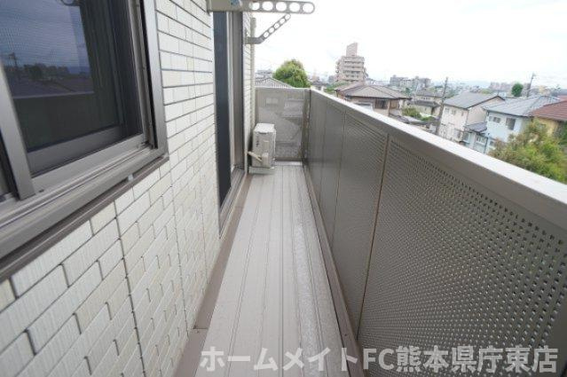 熊本市東区八反田３丁目のアパートのバルコニー