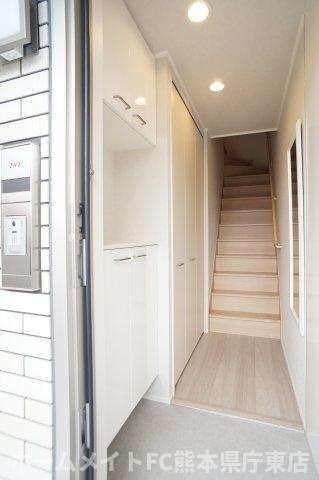 熊本市東区八反田３丁目のアパートの玄関