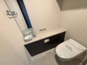 【トイレ】 | スッキリとしたシルエットの温水洗浄便座を採用。お手入れがしやすい設計で、毎日のお掃除も負担になりません。手すりやペーパーホルダーの配置も使い勝手が良く、幅広い世代の方が安心して利用できる空間です。