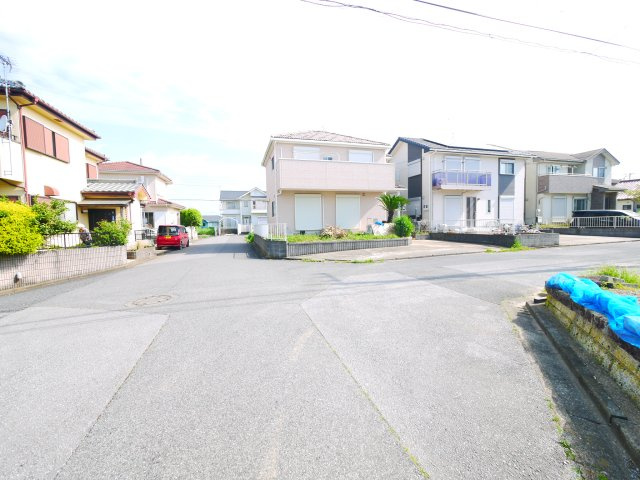 山武市成東　中古戸建の前面道路含む現地写真|平成19年6月築３LDKリビング約20帖 カウンターキッチン駐車2台可能　富士見台分譲地内