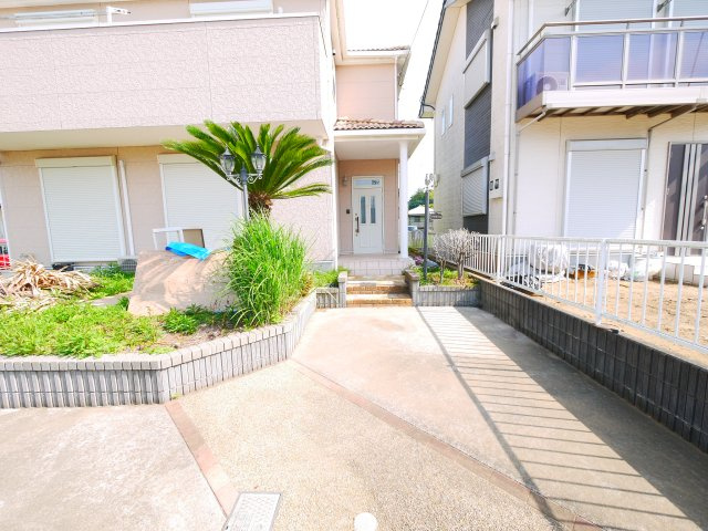山武市成東　中古戸建の駐車場|平成19年6月築３LDKリビング約20帖 カウンターキッチン駐車2台可能　富士見台分譲地内