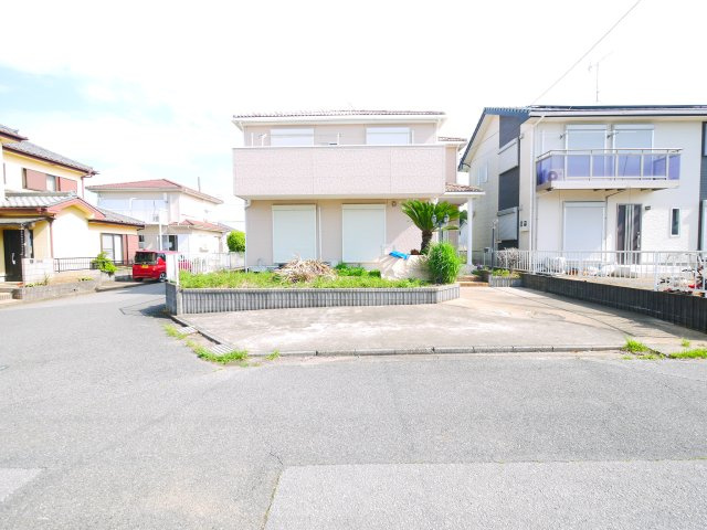 山武市成東　中古戸建の前面道路含む現地写真|平成19年6月築３LDKリビング約20帖 カウンターキッチン駐車2台可能　富士見台分譲地内