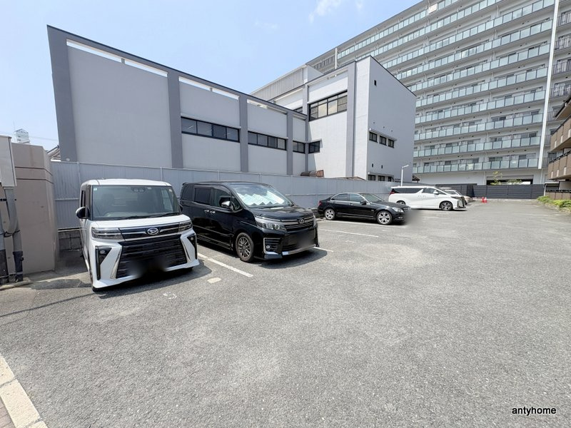 コンフォール　仲介手数料無料の駐車場