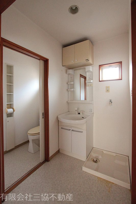 ニャロメゾン|洗髪洗面台＋洗濯機置き場＋換気窓付き　※クリーニング前写真につき若干相違有